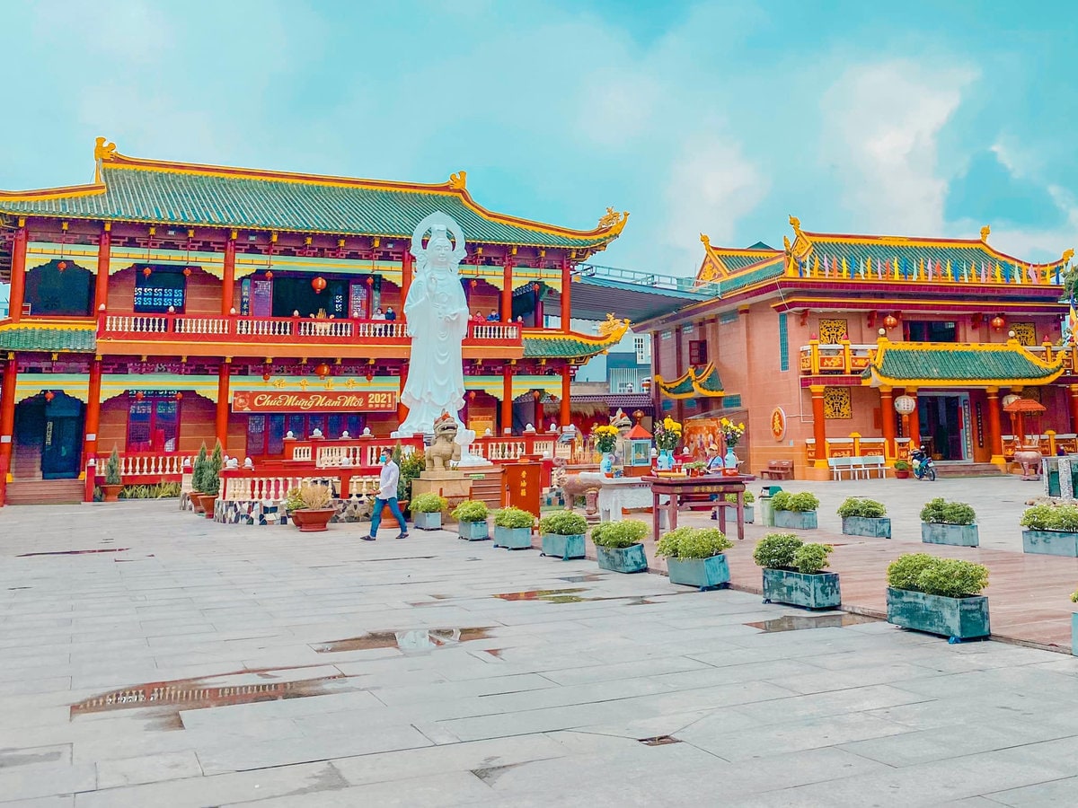 Chùa được xây dựng theo phong cách kiến trúc Trung Hoa cổ kính